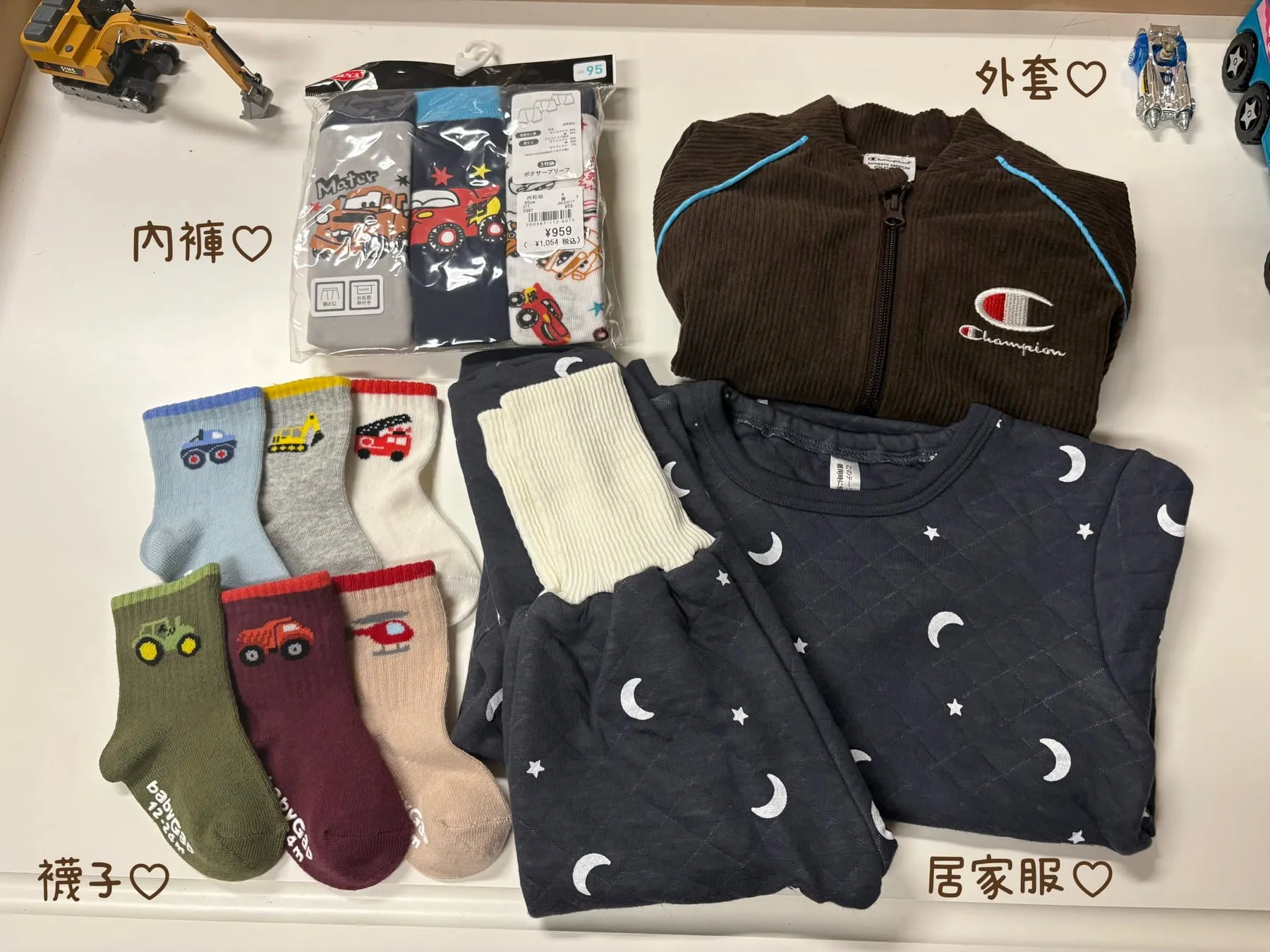 童裝內著實拍，包含內褲、童襪、Champion 外套與居家服套組