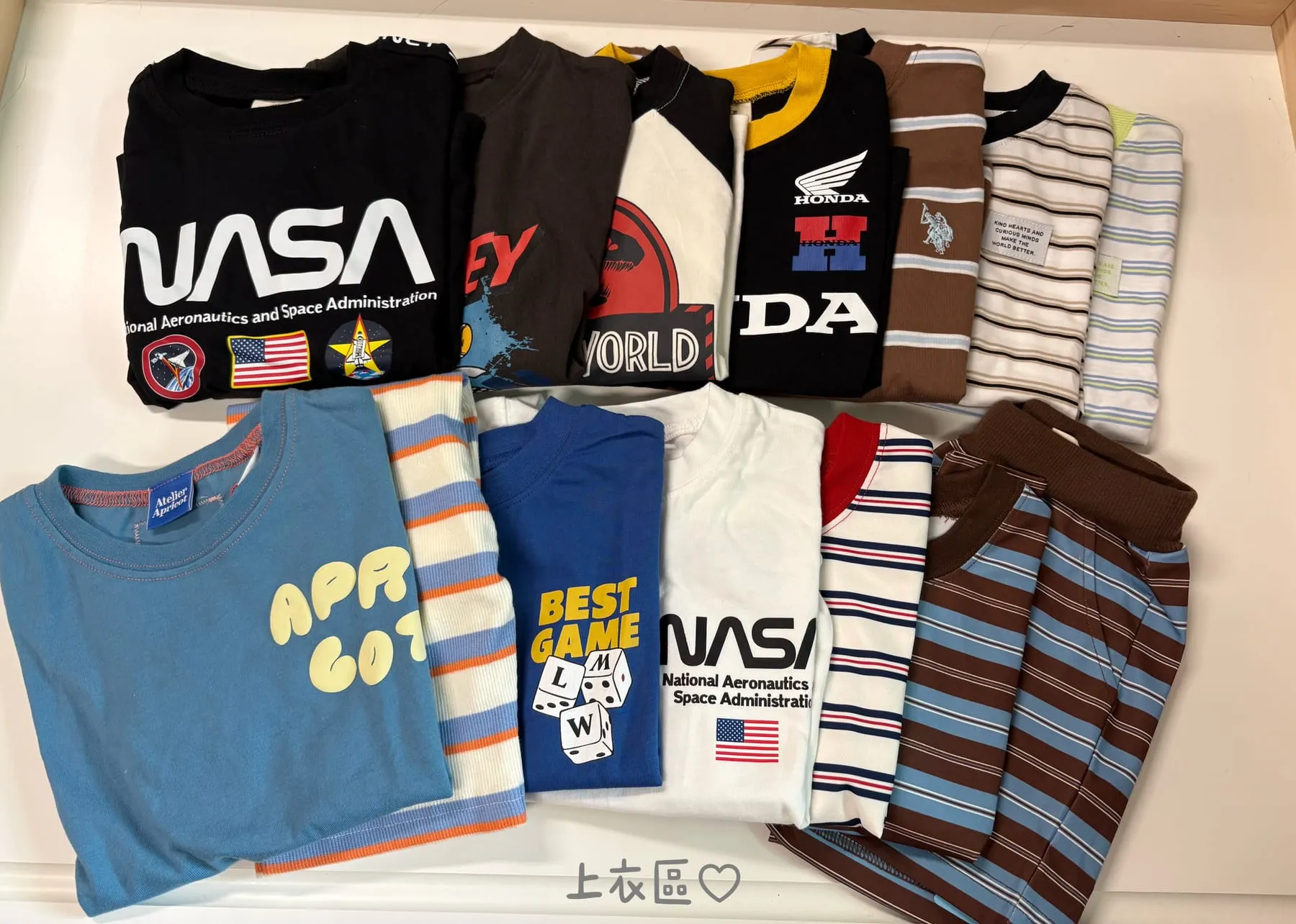 童裝短袖上衣實拍，包含 NASA、Honda 等印花T恤與條紋上衣