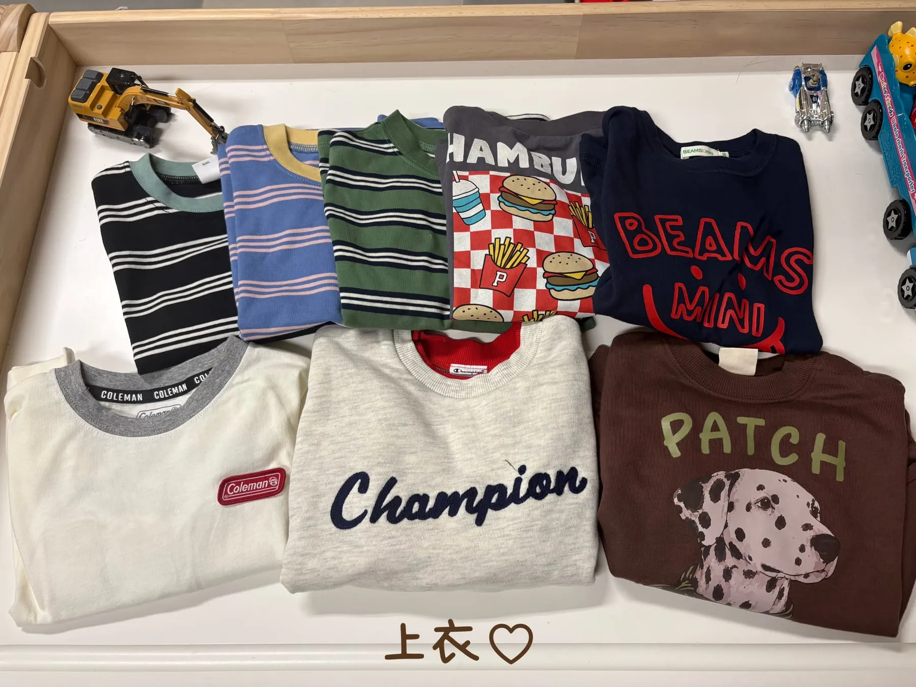 日本童裝上衣實拍，包含 Champion、BEAMS mini、Coleman 等品牌的長袖上衣與大學T